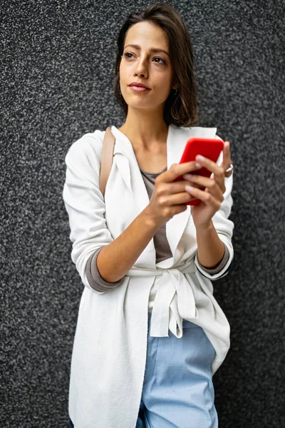 Mulher Feliz Bonita Jovem Com Telefone Rua Cidade Tecnologia Dispositivo — Fotografia de Stock