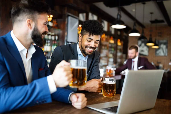 Reunión Con Los Mejores Amigos Jóvenes Felices Hablando Bebiendo Cerveza — Foto de Stock