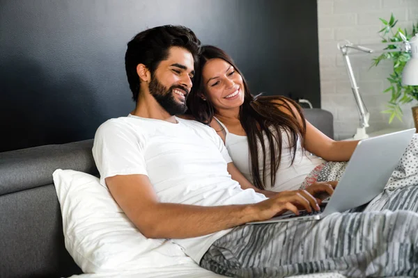 Romântico Jovem Casal Feliz Amor Relaxar Casa Divertindo Assistindo Filme — Fotografia de Stock