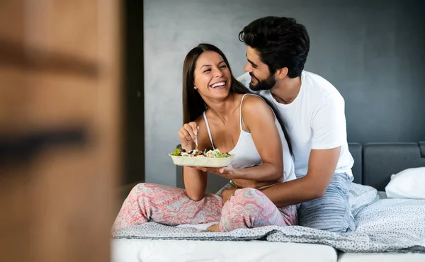 Romantisches Glückliches Paar Frühstückt Hause Bett — Stockfoto