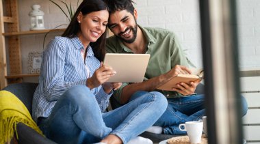 Çift tablet bilgisayarla birlikte eğleniyor.