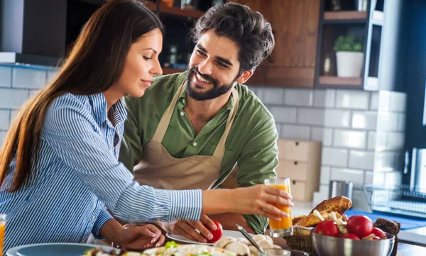 Gelukkig Jong Paar Koken Samen Keuken Thuis — Stockfoto