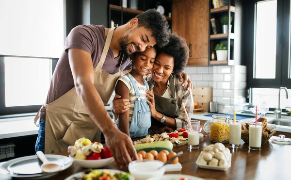 Glückliche Afrikanisch Amerikanische Familie Bereitet Gemeinsam Gesundes Essen Der Küche — Stockfoto