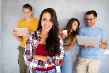 Eğitim, teknoloji ve insan kavramı. Dijital aygıtlar kullanan mutlu öğrenci grubu