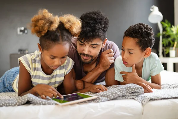 Feliz Padre Hijos Divirtiéndose Con Tableta Juntos Abrazando Sonriendo Video — Foto de Stock