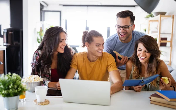 Gruppe Junger Leute Die Spaß Gruppenstudium Haben Glückliche Universitätsstudenten Mit — Stockfoto