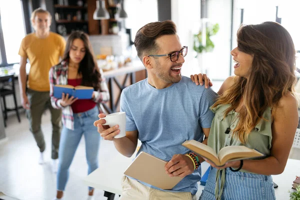 Fröhliche Gruppe Junger Studenten Freunde Die Zusammen Lernen — Stockfoto