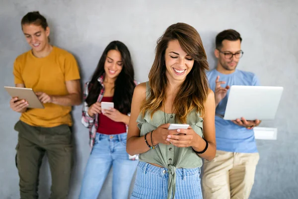 Vrolijke Jongeren Die Werken Met Behulp Van Digitale Apparaten Technologie — Stockfoto