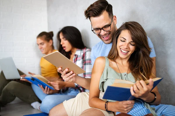 Gruppe Junger Leute Die Spaß Gruppenstudium Haben Glückliche Universitätsstudenten Mit — Stockfoto