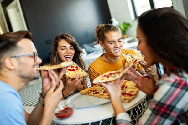 一群快乐的朋友在家里开派对 吃披萨 玩得开心 — 图库照片