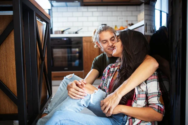 Romántico Feliz Pareja Joven Relajarse Hogar Moderno Divertirse Abrazar — Foto de Stock