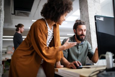 Mutlu işçilerle başarılı bir birliktelik. İş görüşmesi takım çalışması ofis kavramı
