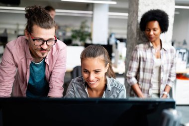 Bir yazılım geliştirme şirketinde çalışan programcılar