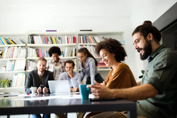 Una Lluvia Ideas Creativa Jóvenes Empresarios Felices Diseñadores Arquitectos Que — Foto de Stock