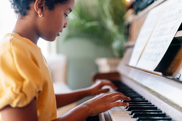 Educação Musical Menina Negra Feliz Tocando Piano Casa — Fotografia de Stock