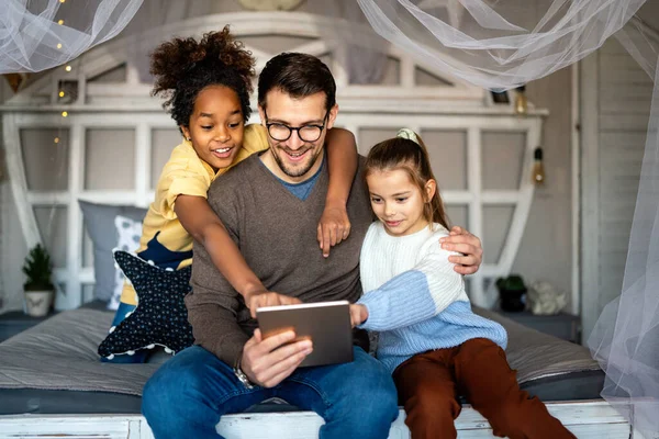 Mutlu Bir Aile Baba Çok Irklı Çocuklar Evdeki Tablette Oynuyorlar — Stok fotoğraf