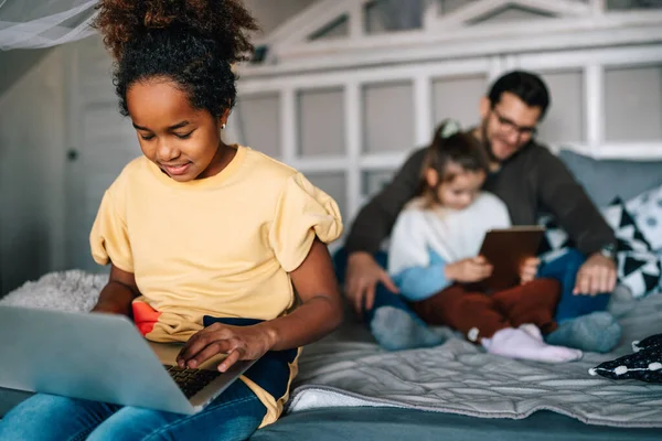 Fille Heureuse Faisant Ses Devoirs Avec Cahier Maison Enfant Utilisant — Photo