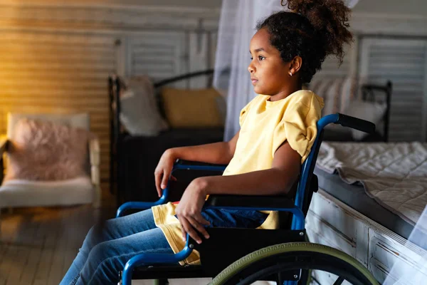 Czarna Dziewczynka Wózku Inwalidzkim Domu Dziecko Pojęcie Niepełnosprawności — Zdjęcie stockowe