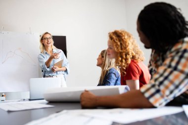 Yaratıcı genç profesyonel tasarımcılar, ofiste beyin fırtınası yapan iş adamları. İş, tasarım, iş, fikir kavramı