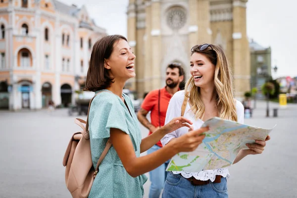 Щасливі Подорожуючі Жінки Туристи Огляду Картою Руці — стокове фото