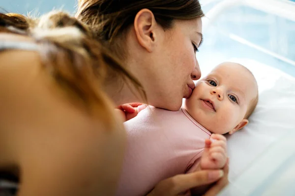 Retrato Uma Bela Mãe Com Seu Bebê Recém Nascido — Fotografia de Stock