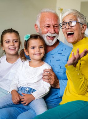Mutlu aile hastane yatağında son sınıf erkek hastayı ziyaret ediyor. Sağlık, destek, aile kavramı