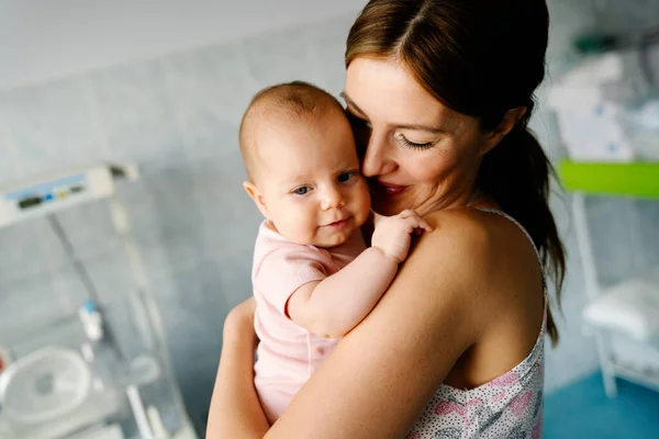 Kleine Baby Moeder Het Ziekenhuis Nieuw Levensconcept — Stockfoto