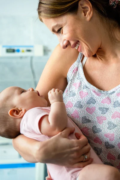 Šťastná Veselá Rodina Matka Dítě Líbají Smějí Objímají — Stock fotografie