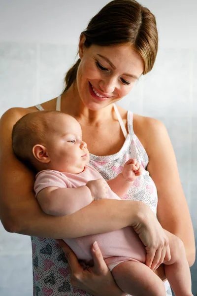 Família Feliz Mãe Bebê Beijando Rindo Abraçando — Fotografia de Stock