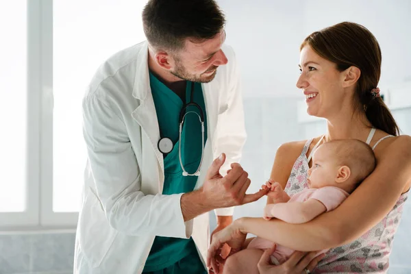 Moeder Houdt Baby Voor Kinderarts Onderzoeken Gezondheidszorgconcept — Stockfoto