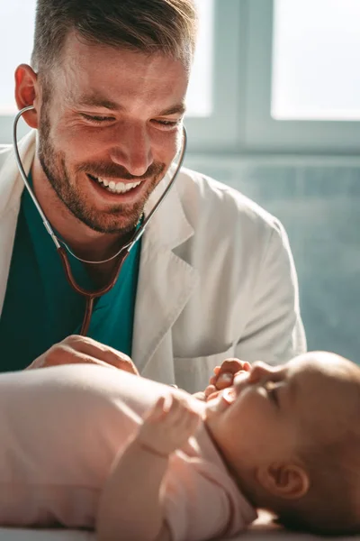 Médico Pediatra Feliz Examina Bebê Saúde Pessoas Conceito Exame — Fotografia de Stock