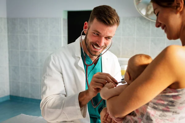 Moeder Houdt Baby Voor Kinderarts Onderzoeken Gezondheidszorgconcept — Stockfoto