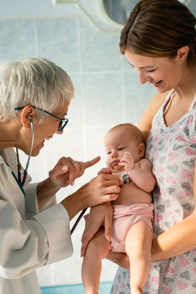 Barnläkare Med Lycklig Mor Och Barn Undersökning Sjukhus Värmevård Familj — Stockfoto