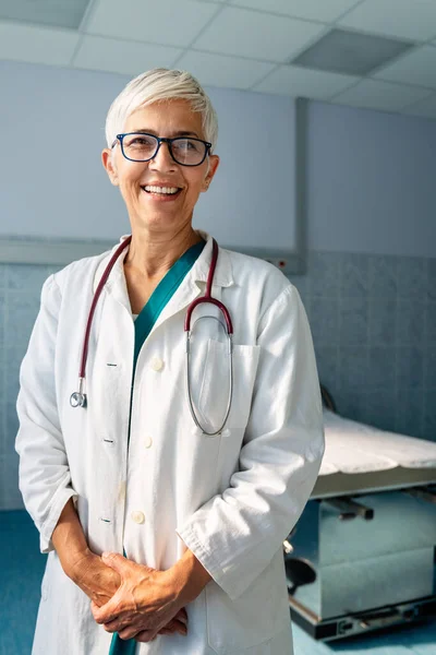 病院で成功した女性医師の肖像画 人々の概念 — ストック写真