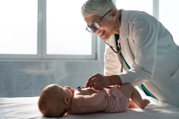 Glücklicher Kinderarzt Untersucht Baby Gesundheitswesen Menschen Untersuchungskonzept — Stockfoto