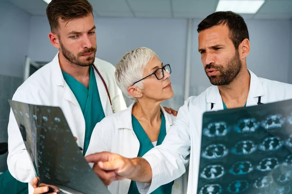 Bir Grup Doktor Hastanedeki Röntgenlere Bakarak Hastanın Teşhisini Tartışıyor — Stok fotoğraf