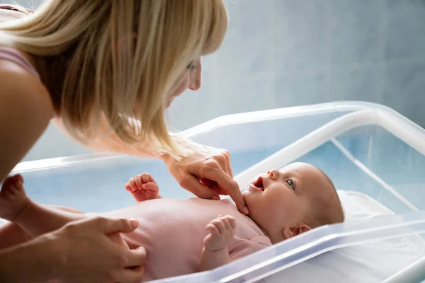 Porträtt Vacker Mor Med Sitt Nyfödda Barn — Stockfoto