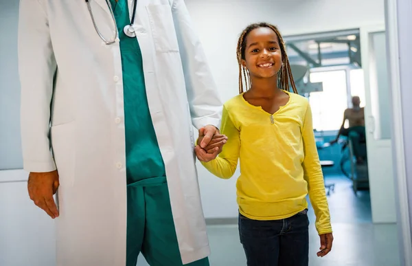 小児科 人々の概念 小児科医ホールドA幸せな子供の手 — ストック写真