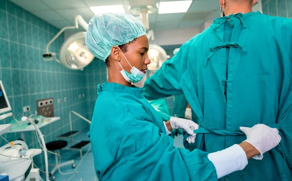 Squadra Chirurghi Sala Operatoria Che Preparano Intervento Ospedale — Foto Stock