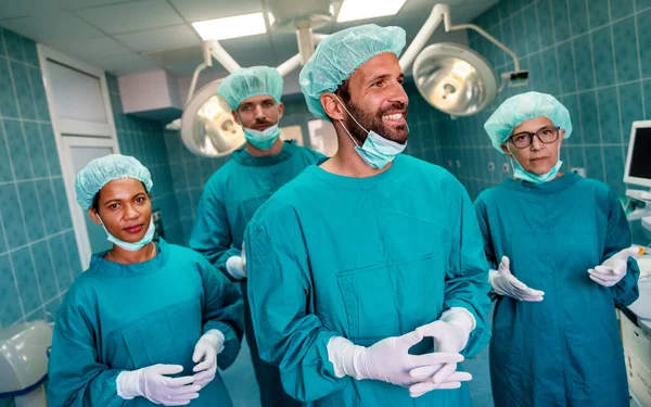 Retrato Del Exitoso Equipo Cirujano Pie Quirófano Listo Para Trabajar —  Fotos de Stock