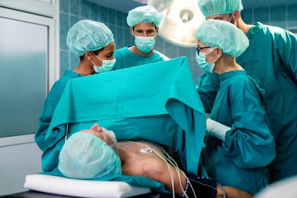 Equipo Cirugía Operando Una Sala Quirúrgica Cuidado Salud Hospital Concepto — Foto de Stock