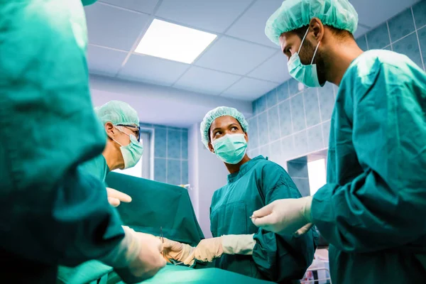 Equipo Cirugía Operando Una Sala Quirúrgica Salud Concepto Personas — Foto de Stock