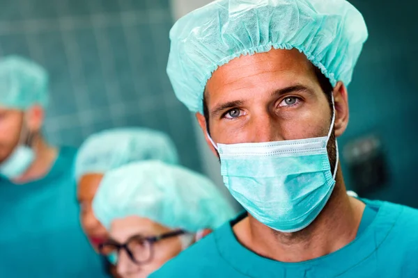 病院のストレスや過労の兆候として 緊急治療室で疲れ切った外科医のグループ — ストック写真