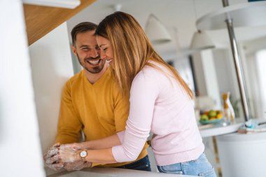 Alkol jeliyle ya da antibakteriyel sabun dezenfektanıyla ellerini yıkamak. Hijyen konsepti. Mikropların ve bakterilerin yayılmasını önle ve korona virüsünü önle.