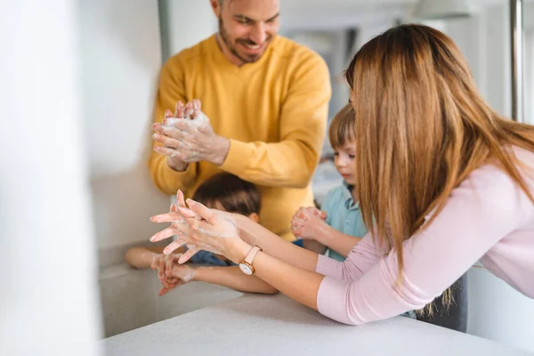 Beuatiful Gelukkige Familie Wassen Hun Hand Thuis Bescherming Tegen Infectie — Stockfoto