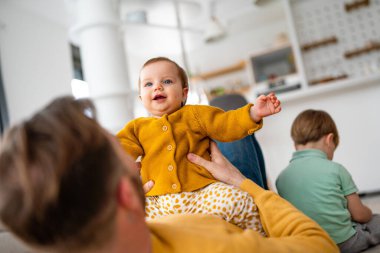Babası küçük kız kardeşiyle evde vakit geçirirken mutsuz küçük çocuk kıskançlık yapıyor.