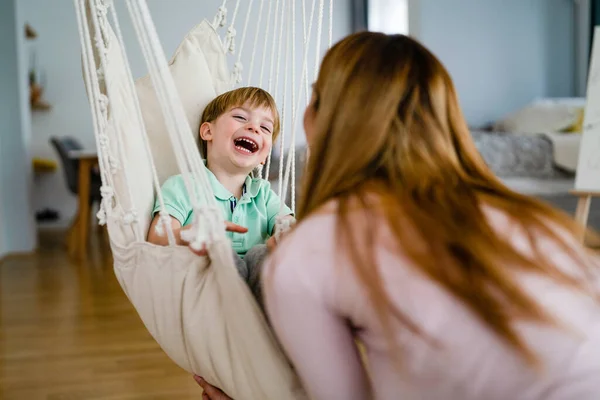 Küçük Çocuk Evde Annesiyle Oynuyor Eğleniyor — Stok fotoğraf