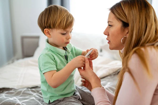 Madre Midiendo Temperatura Hijo Enfermo Niño Enfermo Con Fiebre Alta — Foto de Stock