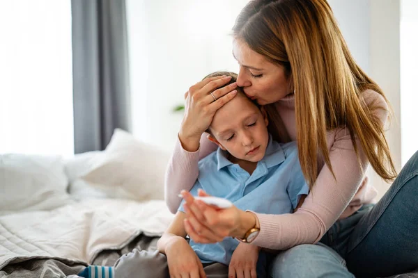 Madre Midiendo Temperatura Hijo Enfermo Niño Enfermo Con Fiebre Alta — Foto de Stock