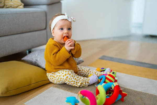 Portret Van Een Mooi Meisje Dat Thuis Speelt — Stockfoto